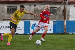 Fotbalisté Baníku Sokolov (ve žlutých dresech) v Klatovech otočili  nepříznivý vývoj skóre na konečných 3:1 ve svůj prospěch.
