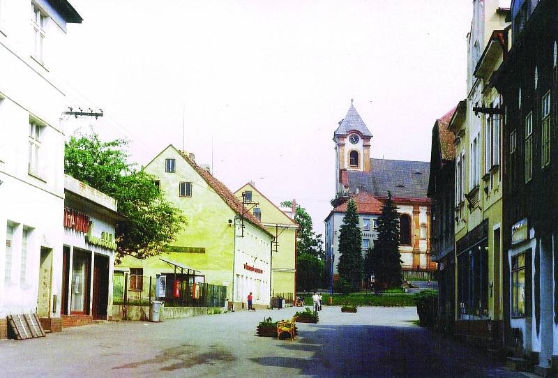 PRŮHLED Staroměstskou ulicí k Městskému národnímu výboru a kostelu. Za rohem se dodnes nachází někdejší symbol pokroku – obchodní dům Merkur.