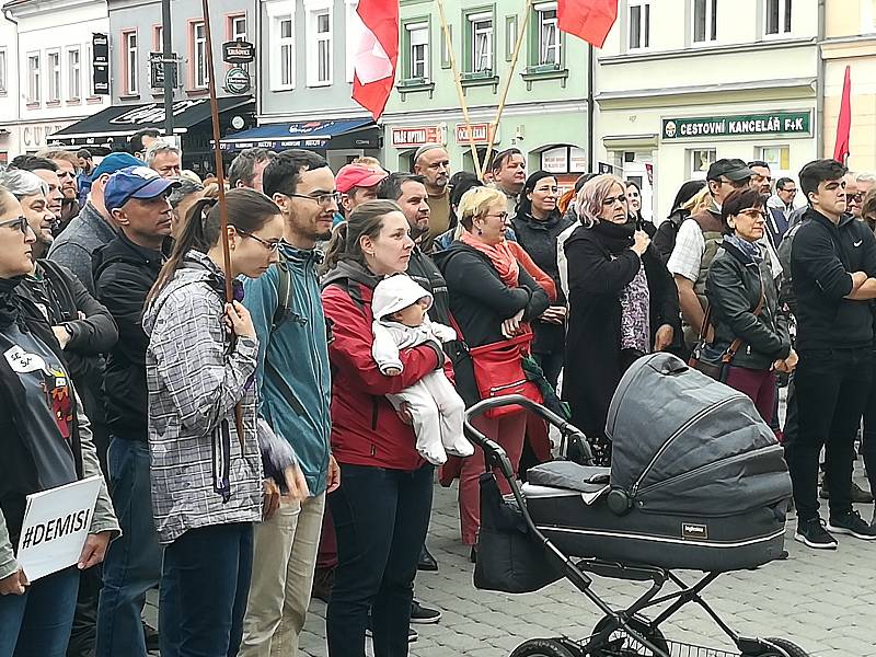 Lidé demonstrovali i v Sokolově na Starém náměstí