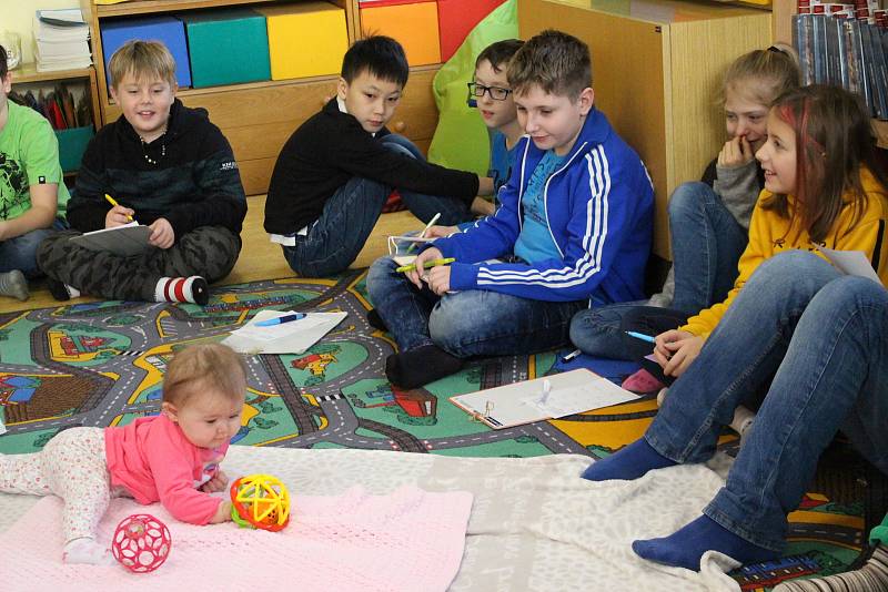 Za dětmi z 1. stupně na ZŠ Sokolov, Rokycanova chodí od začátku školního roku pravidelně každý měsíc nyní už osmiměsíční Agátka s babičkou.