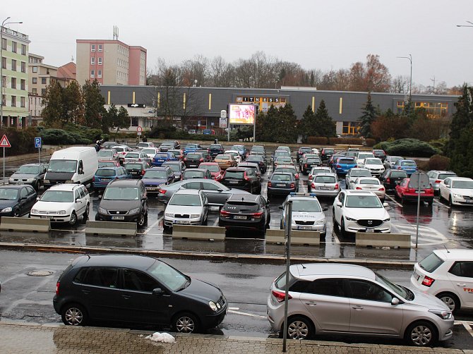 Současné parkování na náměstí Budovatelů v Sokolově.