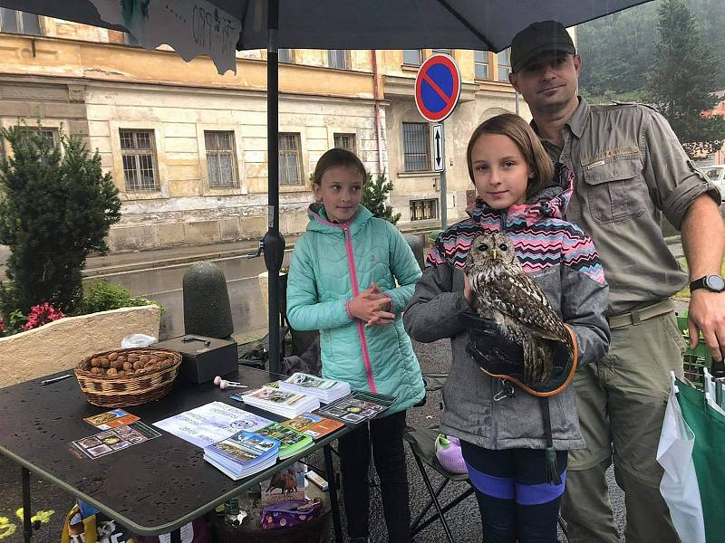 Prodej oříšků na kraslickém jarmarku.