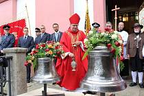 Nové zvony svatý Vavřinec a svatý Florián nahradily ve zvonici kostela původní zvony zničené za 1. světové války.