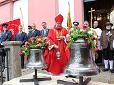 Nové zvony svatý Vavřinec a svatý Florián nahradily ve zvonici kostela původní zvony zničené za 1. světové války.