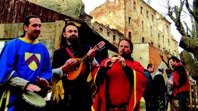 Středověká muzika vítala návštěvníky hradu Hartenberg. Ten bude přístupný lidem každou sobotu.