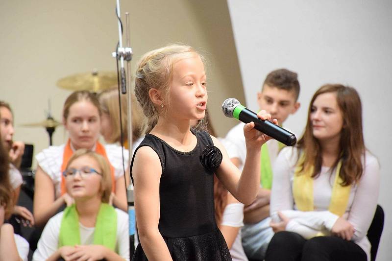 Nella Zámková z Kraslic má velký sen - chce se stát zpěvačkou.