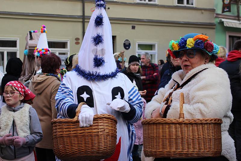 Návštěvníci s maskami i bez nich si užívali premiérový Loketský masopust.