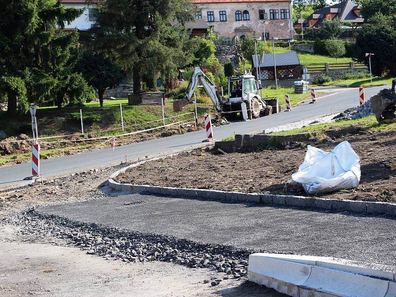 Stavební ruch vládne pořád ve Slavkově. Budují se nové chodníky, zastávky, parkovací stání.
