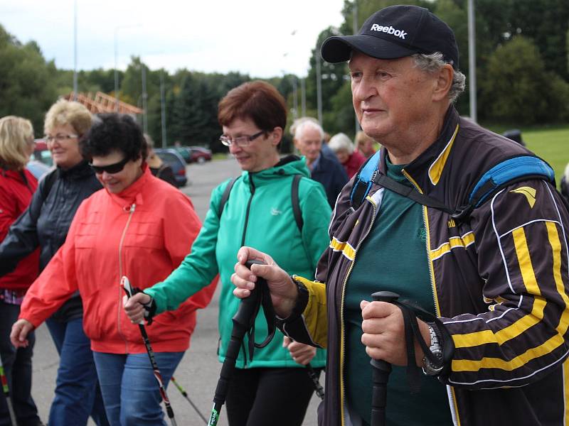 Po instruktáži, jak se správně s hůlkami chodí, vyrazili účastníci trénovat kolem Areálu zdraví.