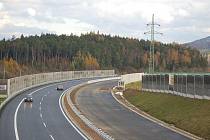 Nový úsek silnice R6 Kamenný Dvůr - Tisová měří 7,5 kilometru.