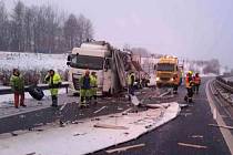 Na dálnici D6 havaroval kamion, náklad se vysypal na silnici.
