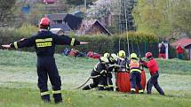 V Rotava hoří les. Zasahuje vrtulník, který hasí ze vzduchu kvůli nepřístupnosti terénu.