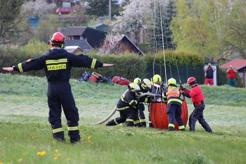 V Rotava hoří les. Zasahuje vrtulník, který hasí ze vzduchu kvůli nepřístupnosti terénu.