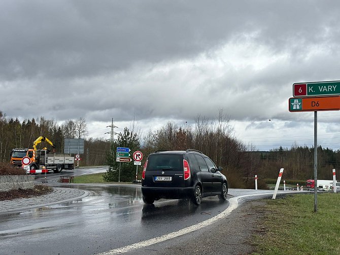 Stavaři zavřeli most přes dálnici D6 mezi Loktem a Novým Sedlem.