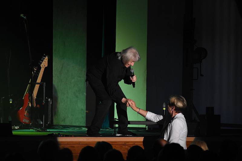 Koncert Václava Neckáře a jeho doprovodné kapely Bacily měl v Kraslicích velký úspěch.