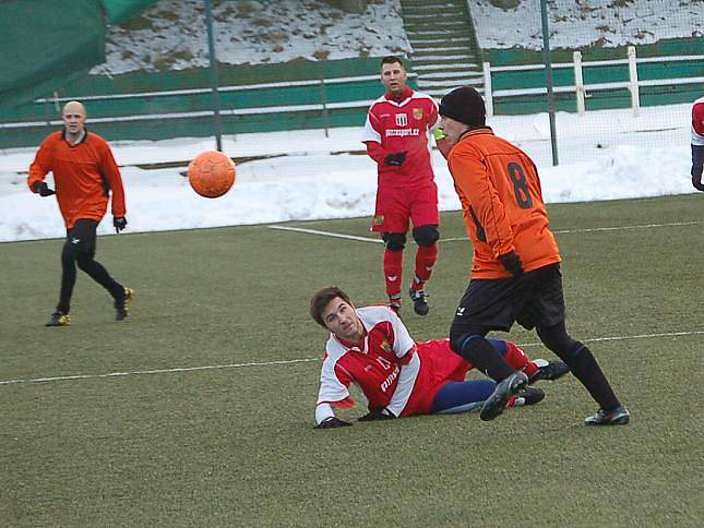 Zimní turnaj Baníku Sokolov: Spartak Chodov  (v červeném) - Baník Vintířov