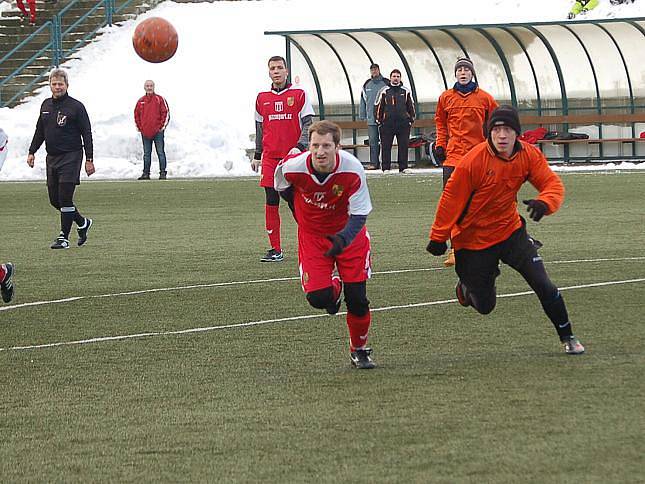 Zimní turnaj Baníku Sokolov: Spartak Chodov  (v červeném) - Baník Vintířov