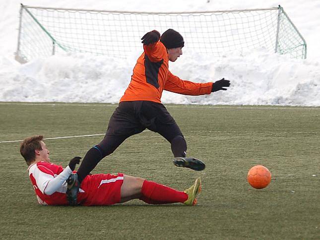 Zimní turnaj Baníku Sokolov: Spartak Chodov  (v červeném) - Baník Vintířov