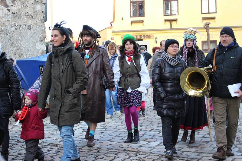 Návštěvníci s maskami i bez nich si užívali premiérový Loketský masopust.