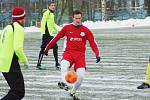 Zimní turnaj FK Baník Sokolov: TJ OSS Lomnice - FK Nejdek (v červeném)