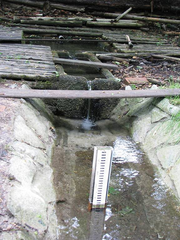 Poničené okolí Svaté studánky v Chlumu Svaté Maří.