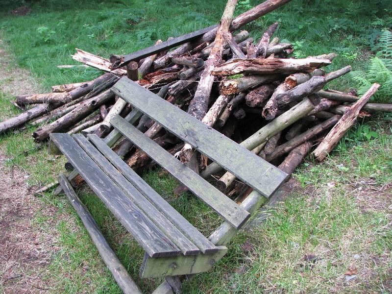 Poničené okolí Svaté studánky v Chlumu Svaté Maří.