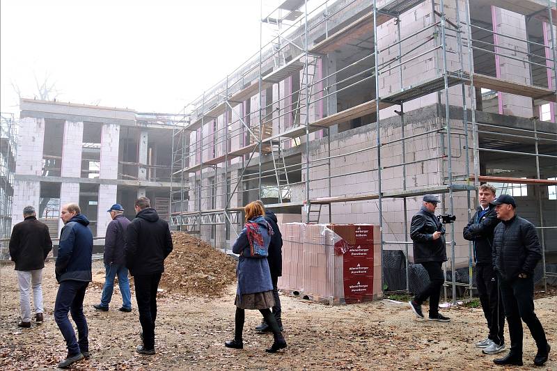 Stavba nové chodovské knihovny je zhruba v polovině.
