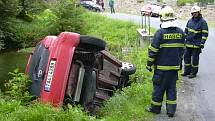 Auto vyjelo ze silnice a skončilo v rybníku ve Kfelích.