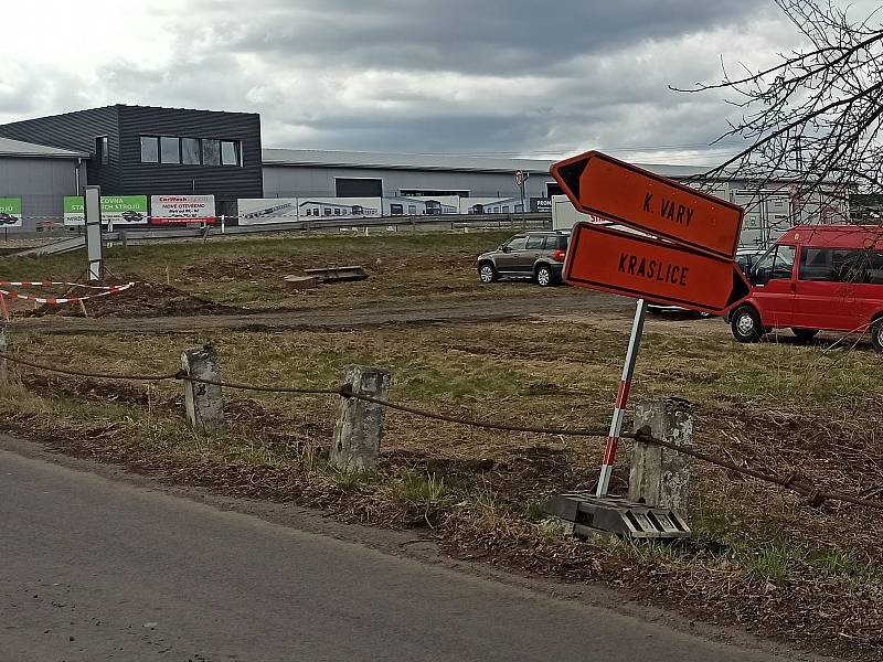 Řidiči zoufají ve frontách. Z křižovatky je totiž staveniště