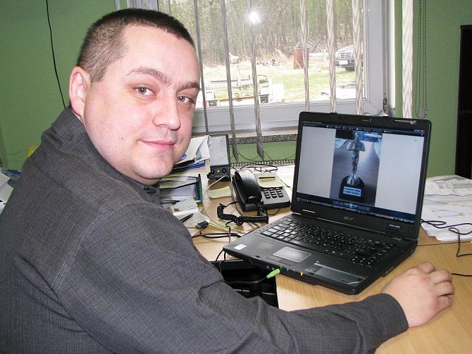 REBELUJÍCÍ Ladislav Paštéka ukazuje na svém počítači snímek imitace sošky Oskara, kterou nechal poslat Vítu Bártovi.