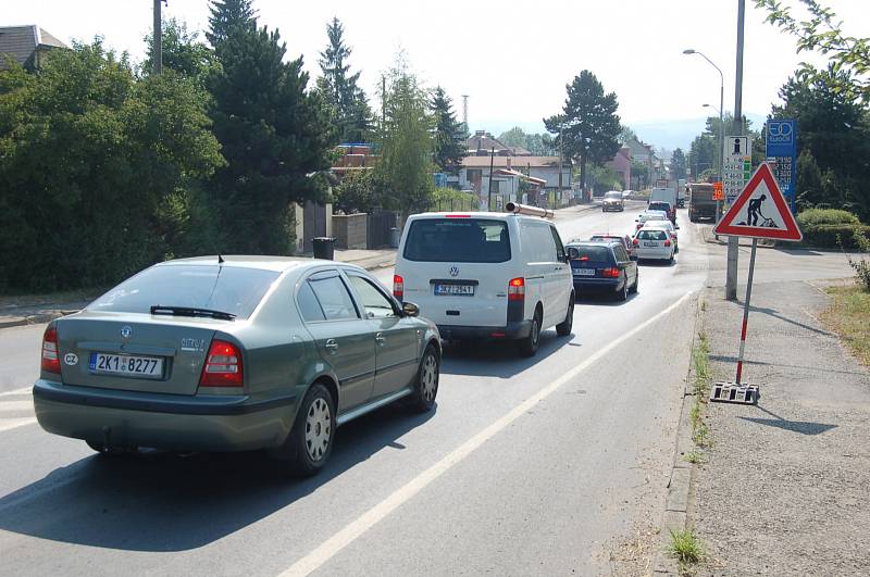 Kvůli opravě křižovatky v ulici Kraslická nastaly dopravní omezení a v místě se tvoří i kolony aut.