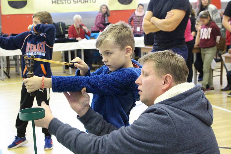 Mistři, ryzí amatéři i děti si zastříleli v Březové z praků v rámci finále mistrovství ČR.