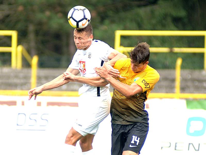 Fotbalisté Baníku Sokolov (ve žlutočerném) hostili Hradec Králové.