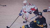 Na ledě prvního celku ligy prohráli hokejisté Sokolova jen těsně.
