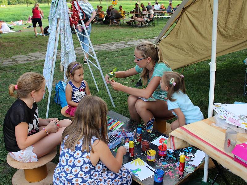 Stovky návštěvníků si o víkendu na festivalu Folková Ohře vychutnaly řadu muzikantů. Mezi nimi byli i Žalman a spol., Roháči či kompletní kapela Klíč (na snímcích).