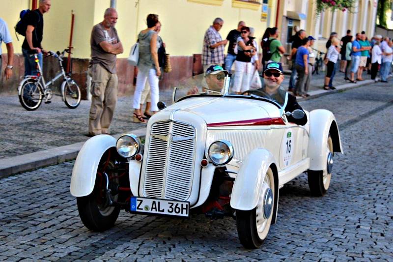 HISTORICKÁ AUTA včera projela Kraslicemi. Symbolicky projížděla tamním náměstím před radnicí v samotném centru. 