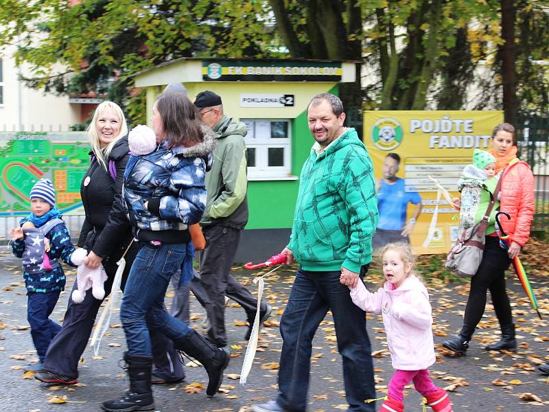 Mezinárodní týden nošení dětí podpořilo v Sokolově průvodem na 40 maminek i tatínků.