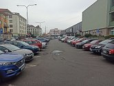 Parkoviště v centru Sokolova bude na závoru, protože řidiči neplatí.