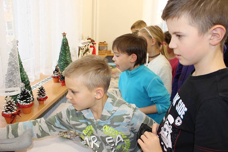 Vernisáží začala prodejní výstava Denního centra Mateřídouška s názvem Šikovné ruce v DDM Bludiště Chodov.