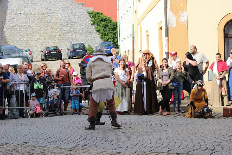 V rámci Středověkých slavností purkrabího Půty si návštěvníci užili program i v amfiteátru a na náměstí.