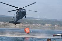 Vrtulník Black Hawk cvičil u Medardu hašení elektromobilů