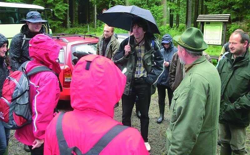 VEDOUCÍ odboru životního prostředí kraslické radnice Jiří Hejkal poukazuje na devastaci chráněné přírody na Kraslicku. 