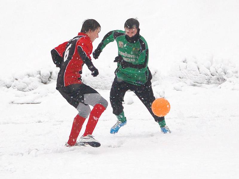 Zimní turnaj Baníku Sokolov: Spartak Chodov - FK Baník Sokolov U19 (v zeleno - černém)