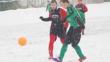 Zimní turnaj Baníku Sokolov: Spartak Chodov - FK Baník Sokolov U19 (v zeleno - černém)