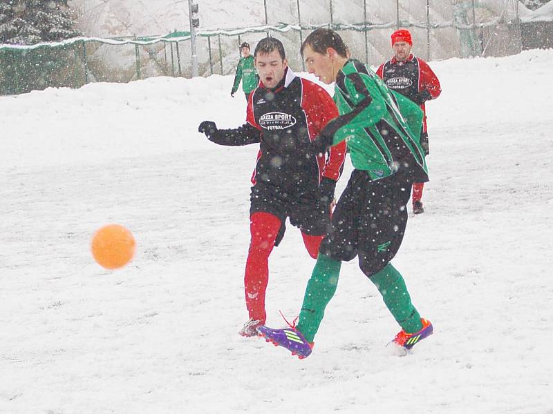 Zimní turnaj Baníku Sokolov: Spartak Chodov - FK Baník Sokolov U19 (v zeleno - černém)