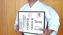 KARATISTA Jiří Jirásek získal v Japonsku 5th Dan. Na snímku drží ručně psaný certifikát, který zkoušku stvrzuje.