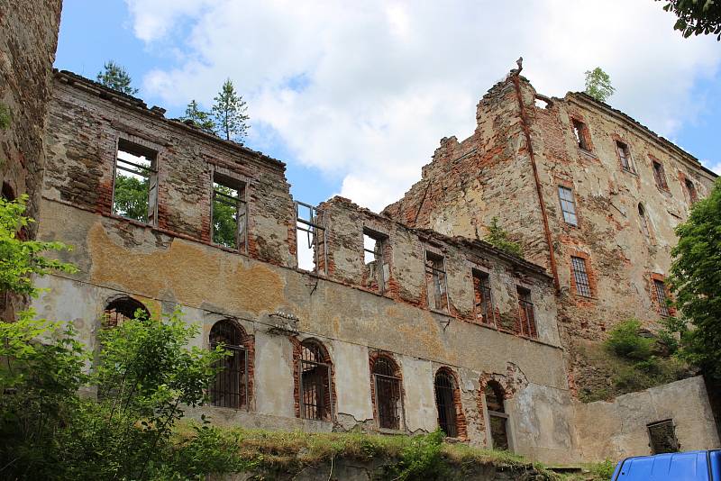 Záchrana hradu Hartenberg v Hřebenech po ničivém požáru probíhá postupně od roku 2000.