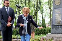 PIETNÍHO AKTU se v Chodově zúčastnila vnučka Konstantina Melnika. Na snímku při projevu u hromadného hrobu na tamním hřbitově.