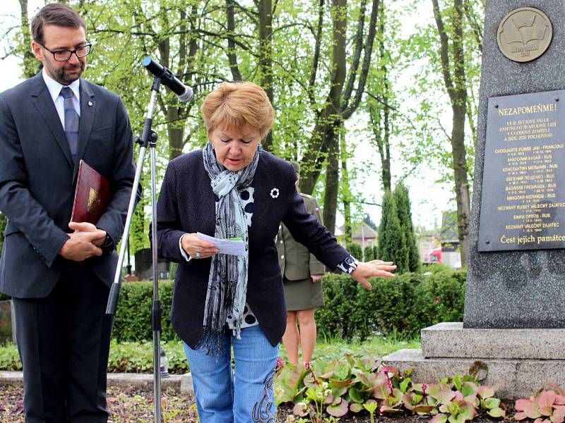 PIETNÍHO AKTU se v Chodově zúčastnila vnučka Konstantina Melnika. Na snímku při projevu u hromadného hrobu na tamním hřbitově.