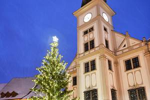 LOKET se může každoročně pochlubit romantickou vánoční výzdobou a reprezentativním vánočním stromem.